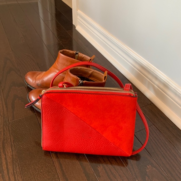 CROSSBODY RED PURSE - 🌸3/$30🌸 - Picture 2 of 9